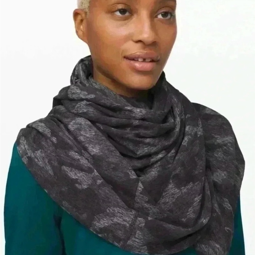 NWT…..LULULEMON Foulard Vinyasa Scarf